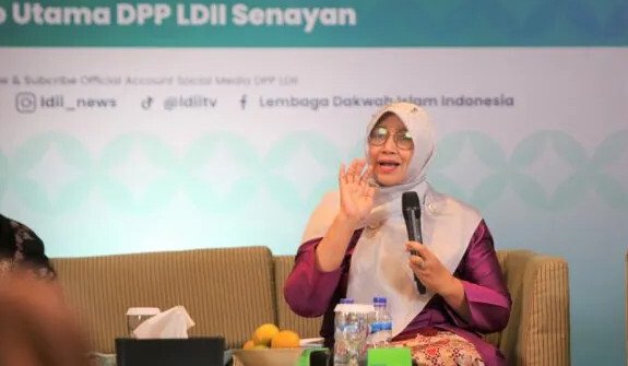 Anggota Departemen Pendidikan Umum dan Pelatihan DPP LDII, Netty Herawaty, dalam sebuah podcast tentang peran keluarga dalam pendidikan anak usia dini. Foto: LINES