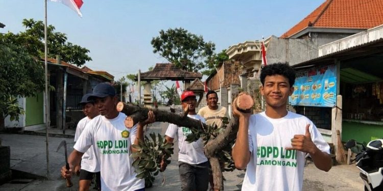 Warga Pimpinan Cabang (PC) LDII Babat melaksanakan kerja bakti untuk menyambut HUT ke-81 RI. Foto: LINES