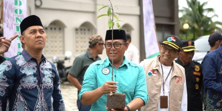 Ketua Dewan Pimpinan Wilayah (DPW) LDII Kaltara H. Jaet Ahmad Fatoni, menerima 1.000 pohon yang ditanam bersamaan dengan pelaksanaan CAI tahun 2025. Foto: LINES