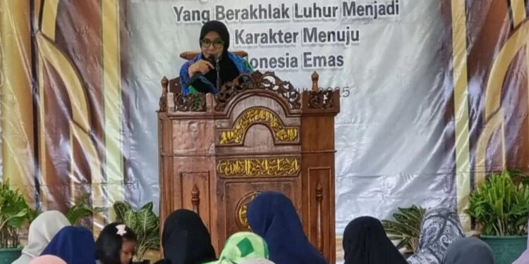 Anggota PPKK DPP LDII Hj Ida Royani didampingi Hj Diah Herawati menjadi narasumber di Pengajian Keputrian yang digelar DPD LDII Kabupaten Sintang, di Masjid Baitul Izza, Sungai Tebelian Sintang, Minggu (6/7). Foto: LINES