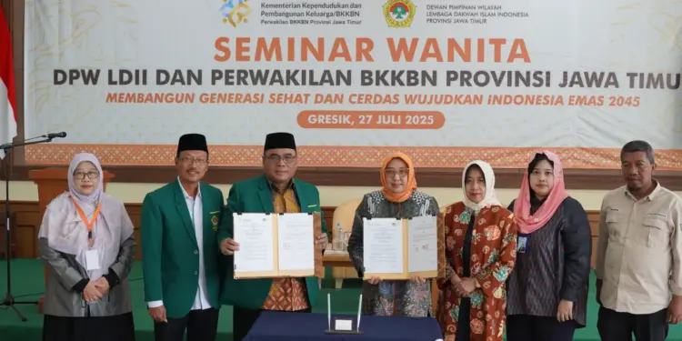 DPW LDII Jawa Timur menandatangai perjanjian kerja sama (PKS) dengan Badan Kependudukan dan Keluarga Berencana Nasional (BKKBN) Jawa Timur, di kantor DPD LDII Gresik, Jawa Timur, pada Minggu (27/7). Foto: LINES