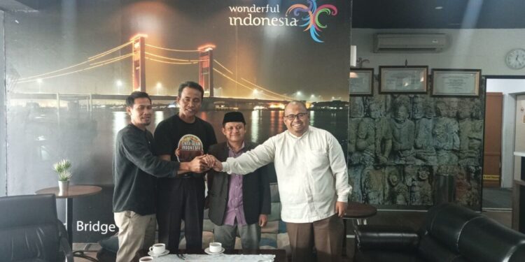 Ketua DPW LDII Sumatera Selatan (Sumsel), Rahmatullah menyambut kedatangan Cendekiawan Muslim Ahmad Ali, dan Anggota Departemen Pendidikan Keagamaan dan Dakwah DPP LDII, Dwi Pramono. Foto: LINES.