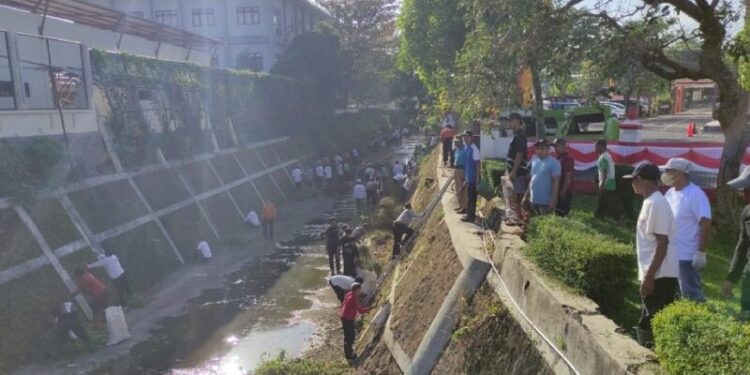 Ratusan warga LDII Semin dan petugas Dinas Lingkungan Hidup (DLH) Gunungkidul menggelar aksi bersih-bersih sungai di kawasan Wonosari. Foto: LINES.