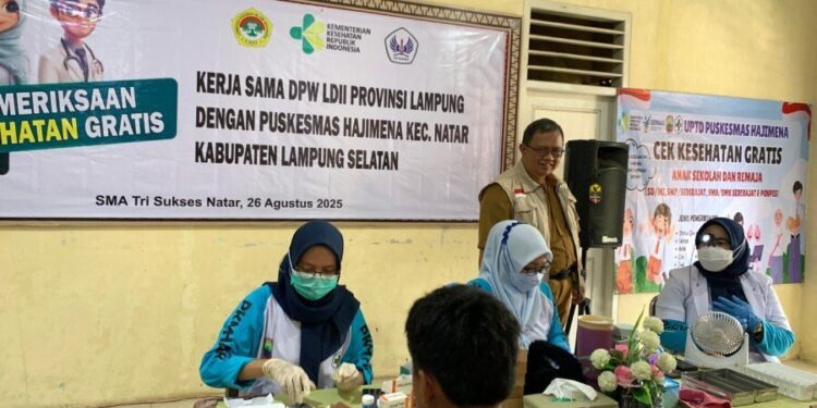 UPTD Puskesmas Hajimena menghelat “Cek Kesehatan Gratis (CKG)”, di SMA Tri Sukses, Natar, naungan DPW LDII Lampung. Foto: LINES.