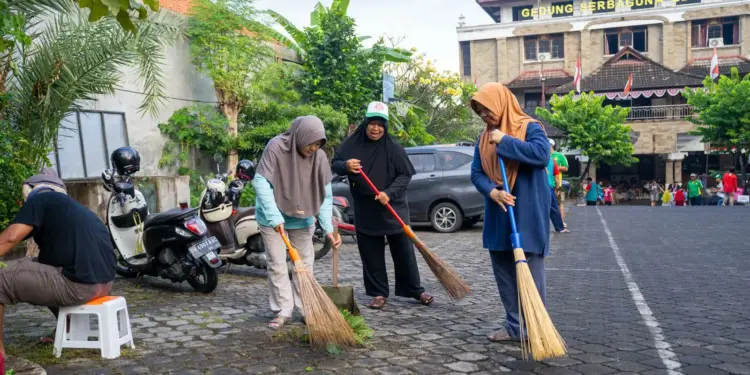 DPW LDII Provinsi Bali ikut menyukseskan gerakan Kerja Bakti Nasional yang diinisiasi DPP LDII pada Minggu (3/8/2025). Foto: LINES