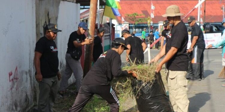 DPD LDII Manokwari menggelar kerja bakti pasa Sabtu (9/8) di sepanjang Jalan Gunung Salju, mulai dari pertigaan Makalow hingga Sekretariat Bersama LDII. Foto: LINES.