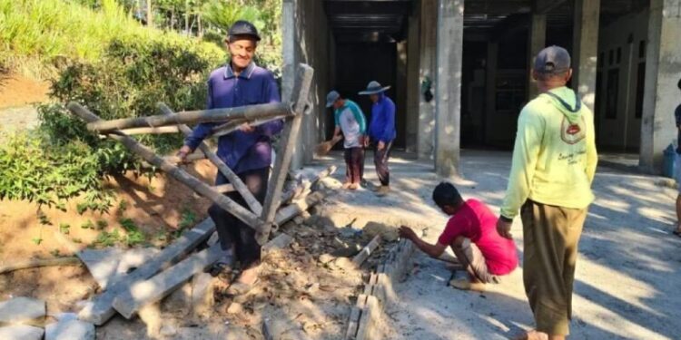 Warga LDII Purwantoro menggelar kerja bakti serentak menindaklanjuti instruksi DPP LDII. Foto: LINES.