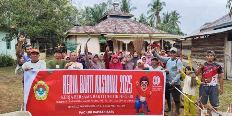 PC LDII Rambah Samo menghelat “Kerja Bakti Lingkungan”, menyambut HUT ke-80 Republik Indonesia (RI), pada Minggu (3/8). Foto: LINES.