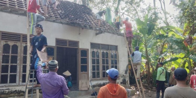 Warga LDII PC Galur bersama masyarakat sekitar menggelar kerja bakti di halaman Masjid Al-Barokah, Galur. Foto: LINES.