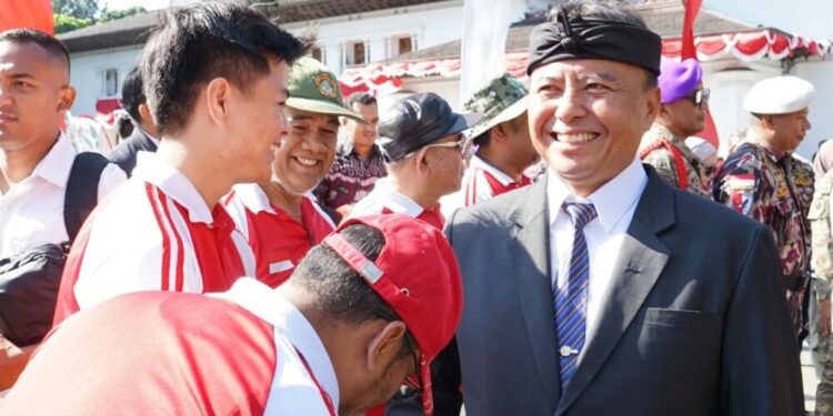 LDII Jawa Barat menghadiri pembagian bendera merah putih bersama Gubernur dan Wagub Jawa Barat, serta Sekda. Foto: LINES.