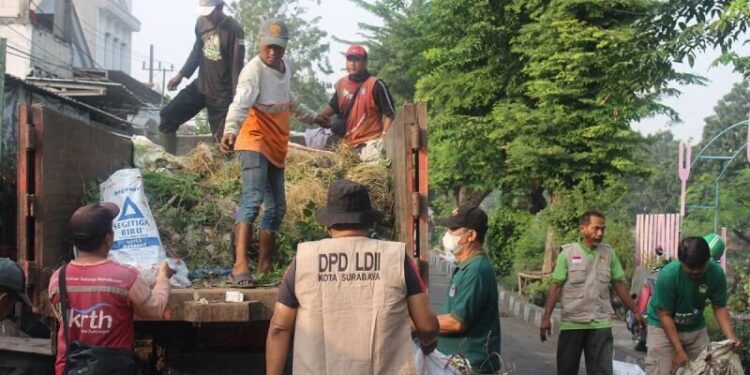 DPW LDII Jawa Timur bersama Dinas Lingkungan Hidup (DLH) Kota Surabaya menggelar kerja bakti di bantaran Sungai Kali Tebu, Tanah Merah, Surabaya. Foto: LINES.
