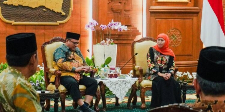 jajaran pengurus DPW LDII Jawa Timur silaturahim dengan Gubernur Jawa Timur, Khofifah Indar Parawansa. Foto: LINES.