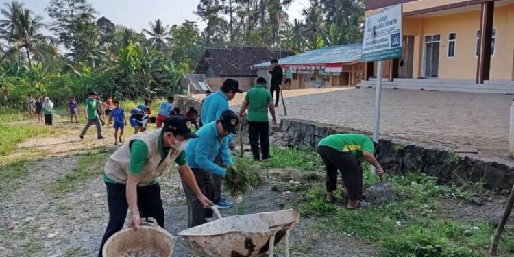 Ratusan warga LDII Pesawaran, Lampung, melaksanakan “Kerja Bakti Lingkungan”, menyambut HUT ke-80 RI. Foto: LINES.