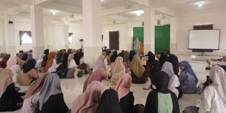 Ratusan remaja putri DPD LDII Kabupaten Polewali Mandar dan Majene mengikuti pengajian keputrian yang digelar di aula lantai 2 Pondok Pesantren Miftaahul Huda, Polewali Mandar (Polman), Minggu (24/8). Foto: LINES