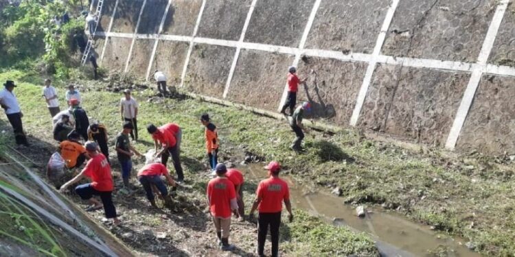 Ratusan warga LDII dari Kapanewon Saptosari turun ke lapangan dalam kerja bakti massal membersihkan sungai. Foto: LINES.