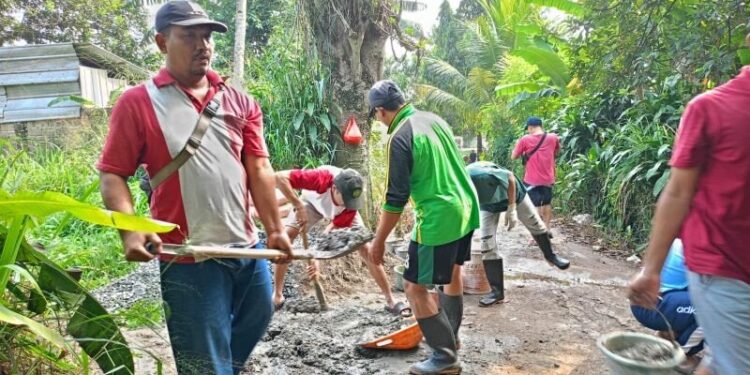 PAC LDII Sasakpanjang bersama warga menggelar kerja bakti, memperbaiki jalan penghubung. Foto: LINES.