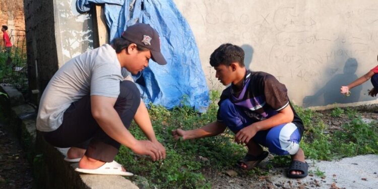 PAC LDII Kemang, Kabupaten Bogor, Jawa Barat, menggelar kerja bakti, pada Sabtu (3/8) di lingkungan Pondok Pesantren Multazam dan sekitarnya. Foto: LINES.