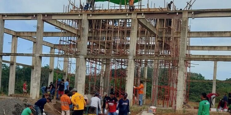 Warga PC LDII Batusopang, Kabupaten Paser menggelar kerja bakti pengecoran kubah masjid. Foto: LINES.