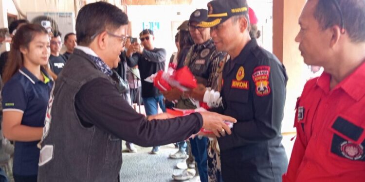 Warga LDII Denpasar turut menyemarakkan peringatan Kemerdekaan Republik Indonesia ke-80 dengan pembagian bendera. Foto: LINES.