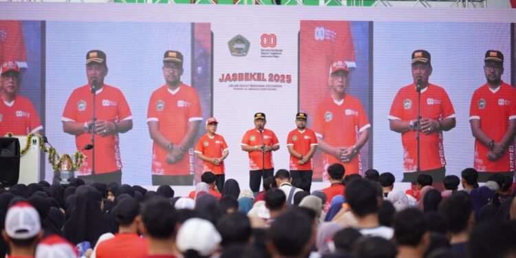 Bupati Nganjuk, Marhaen Djumadi dan Wakil Bupati Nganjuk, Tryhandy Cahyo Saputro menghadiri Jalan Sehat Bersama Keluarga (Jasbekel) yang dihelat Ponpes Al Ubaidah. Foto: LINES.