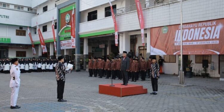Pondok Pesantren Al Ubaidah menggelar upacara memperingati HUT RI 80. Foto: LINES.