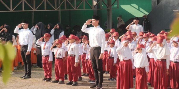 Ratusan siswa dari TK dan Madrasah Ibtidaiyah (MI) Insan Utama naungan DPD LDII Bantul mengikuti upacara bendera. Foto: LINES.