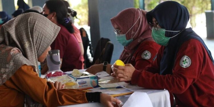 Puskesmas Kecamatan Cipayung, Jakarta Timur menggelar kegiatan skrining kesehatan terpadu di Pondok Pesantren Minhajurrosyidin. Foto: LINES.