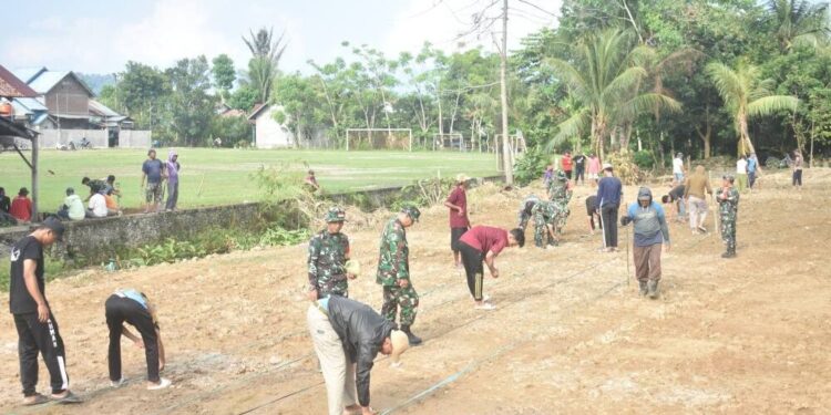 Warga LDII Lamasi bersama aparat Babinsa dari Koramil setempat bekerja bakti bersama. Foto: LINES.