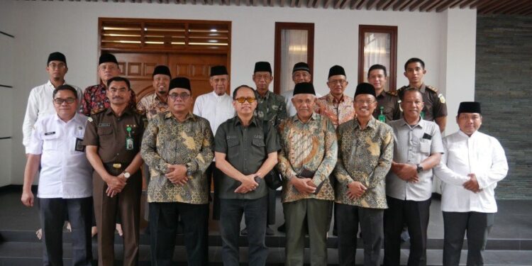 Tim Pengawasan Aliran Kepercayaan dan Aliran Keagamaan dalam Masyarakat (PAKEM) Kesbangpol Provinsi Jawa Timur mengunjungi Pondok Pesantren Gadingmangu. Foto: LINES.