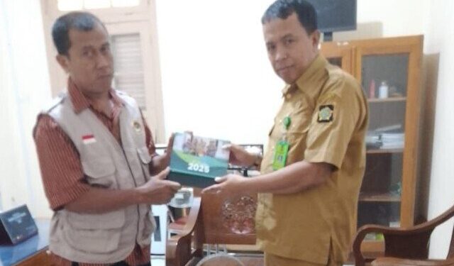 Ketua PC LDII Galur, Pujimin, silaturahmi dengan Panewu Galur, Sunarya, untuk memperkenalkan organisasi sekaligus membuka ruang kerja sama dengan pemerintah setempat. Foto: LINES