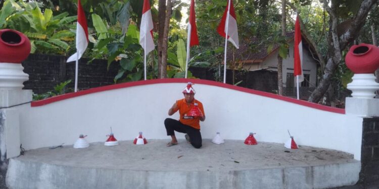 Menyambut Hari Ulang Tahun ke-80 Kemerdekaan Republik Indonesia, warga LDII PAC Banaran bersama masyarakat sekitar bergotong royong untuk kerja bakti. Foto: LINES