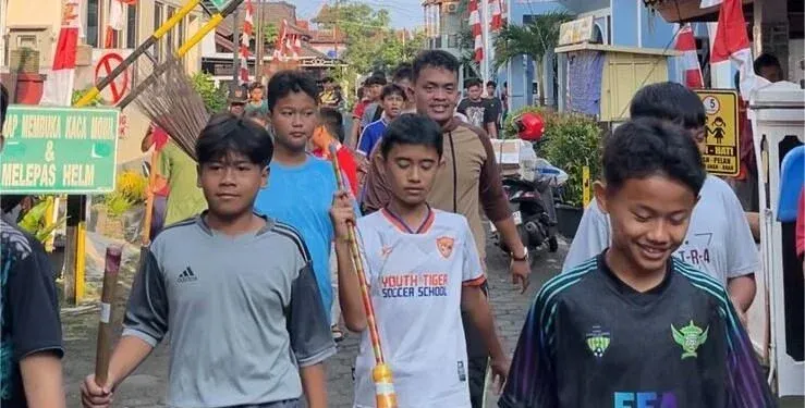 Menyambut Hari Ulang Tahun (HUT) Kemerdekaan ke-80 Republik Indonesia, santri Pondok Pesantren Nurul Iman, murid Pondok Sekolah Multazam, dan warga di sekitar Jalan Perdana Budi Agung bahu-membahu menggelar kerja bakti membersihkan lingkungan. Foto: LINES