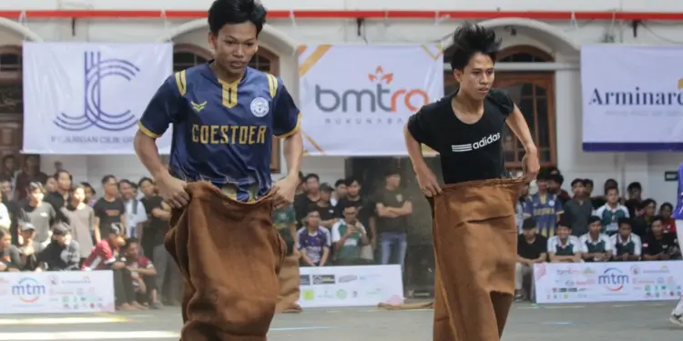 Pondok Pesantren Wali Barokah (PPWB) Kota Kediri mengajak para santrinya merayakan Hari Ulang Tahun (HUT) ke-80 Kemerdekaan Republik Indonesia dengan menggelar berbagai perlombaan. Foto: LINES