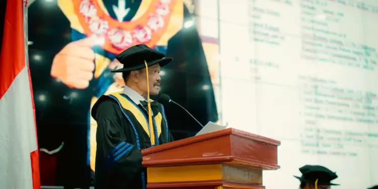 Sukardi Weda, warga LDII kelahiran Pare-Pare dikukuhkan sebagai Guru Besar dalam bidang bahasa dan sastra Inggris di Universitas Negeri Makassar (UNM). Foto: LINES