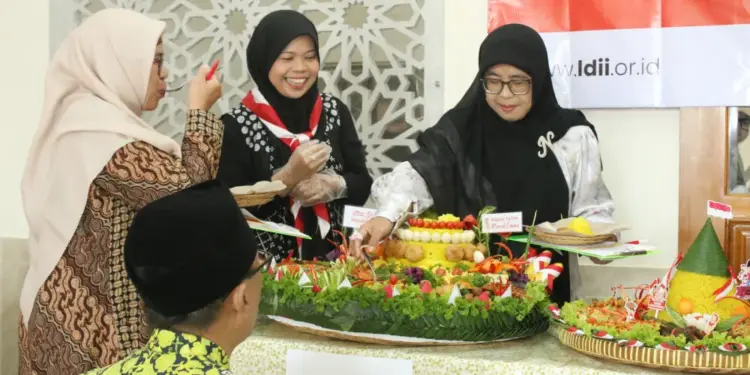 PC LDII Kecamatan Gambir, Jakarta Pusat menggelar berbagai perlombaan, salah satunya Lomba Kreasi Tumpeng antar-Majelis Taklim yang digelar pada Minggu (17/8/2025). Foto: LINES