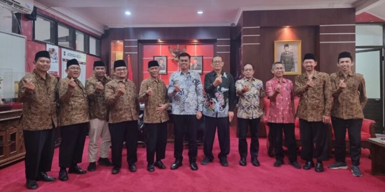 Menjelang pelaksanaan Musyawarah Daerah (Musda) VII, Dewan pimpinan DPD LDII Kota Blitar audiensi dengan Wali Kota Blitar, Syauqul Muhibbin. Foto: LINES.