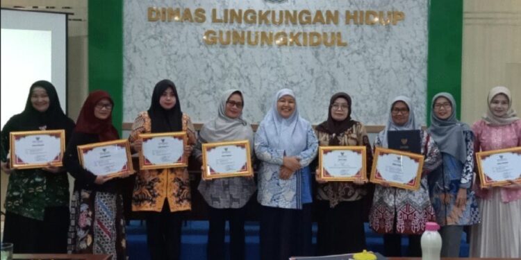 Warga LDII Gunungkidul, Rusmini mendapat penghargaan atas kiprahnya di bidang lingkungan oleh Bupati Endah Subekti (hijab coklat). Foto: LINES.