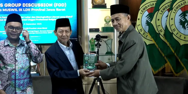 Kepala Balai Teknologi Informasi dan Komunikasi Pendidikan (TikomDik) Dinas Pendidikan Jawa Barat Firman Oktora, menekankan pentingnya membekali generasi muda dengan karakter dan kemampuan wirausaha yang tidak bisa digantikan mesin. Foto: LINES