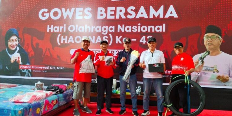Ponpes Wali Barokah, Kota Kediri, menghelat “Gowes Bersama Memperingati Hari Olahraga Nasional ke 42. Foto: LINES.