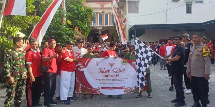 PC LDII Jebres bersama Senkom Mitra Polri menggelar kegiatan jalan sehat memperingati Hari Ulang Tahun ke-80 Kemerdekaan Republik Indonesia. Foto: LINES.