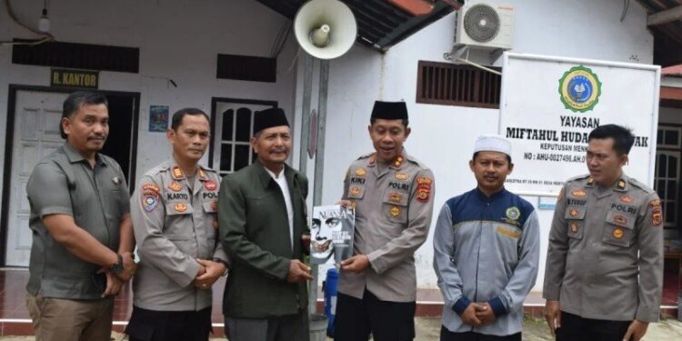 Kapolres Merangin, AKBP Kiki Firmansyah Efendi mengunjungi Ponpes Miftahul Huda, Bangko, Merangin, Jambi. Foto: LINES.