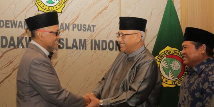 Ketua BP Haji (sekarang Kementerian Haji dan Umroh) Gus Irfan saat bertemu Ketum DPP LDII KH Chriswanto Santoso dan Sekum Dody T. Wijaya. Foto: LINES.