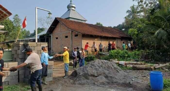 PC LDII Turi menggelar gotong royong renovasi Masjid Al-Falah Garongan, Sleman. Foto: LINES.
