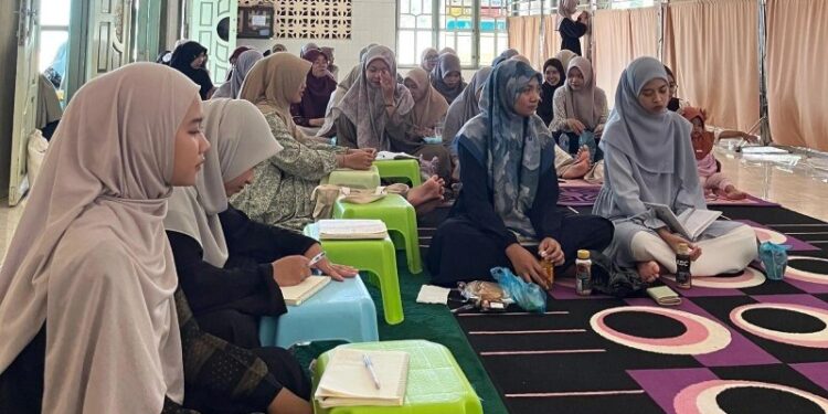 Puluhan pemuda dan remaja LDII Kabupaten Tanah Laut mengikuti pelatihan jurnalistik tingkat dasar. Foto: LINES.