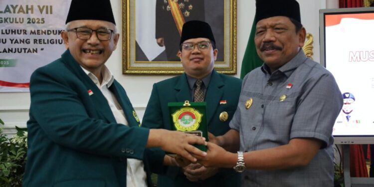 Wagub Bengkulu Mian menghadiri Muswil VII LDII Bengkulu, berfoto bersama Ketum LDII dan Ketua DPW LDII Bengkulu. Foto: LINES.