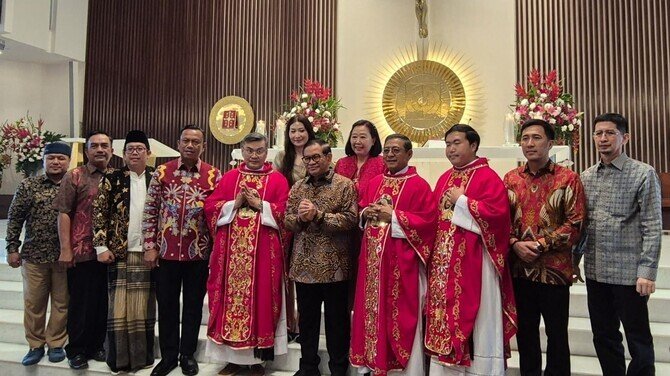 Pondok Pesantren Minhajurrosyidin Jakarta Timur, KH Choirul Baihaqy (Ketua) dan H. Ujang Saepudin (Sekretaris) hadir memenuhi undangan Gubernur Pramono Anung dalam peresmian gereja paroki. Foto: LINES.