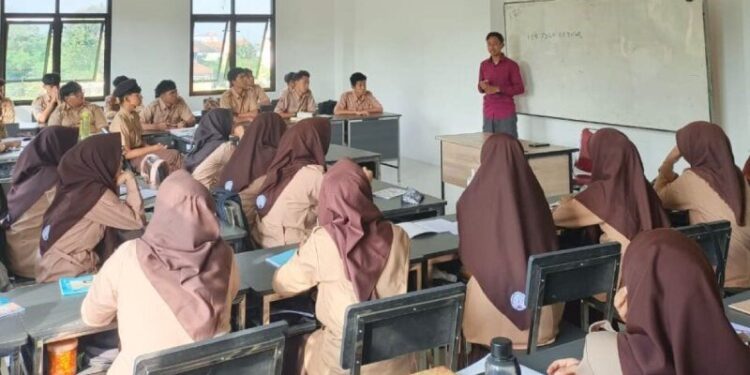 SMA Insan Mulia Boarding School (IMBS) Yogyakarta naungan DPW LDII Yogyakarta menghadirkan pekerja Tokutei Ginou asal Jepang, Thohir Ajad Sudrajat. Foto: LINES.