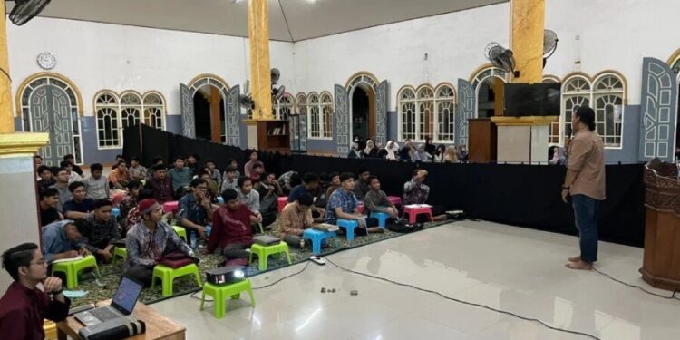 Pengurus Komunikasi Informasi Media DPD LDII Tabalong, Nur Ali mengajak generasi muda melek literasi digital dalam diskusi “Melek Media”. Foto: LINES.