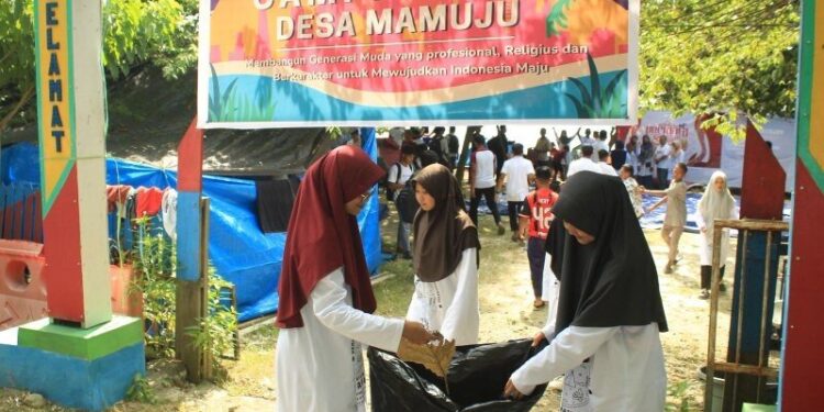 Camping CAI DPD LDII Kota Mamuju dirangkaikan dengan membersihkan Pantai Labuan Doda. Foto: LINES.