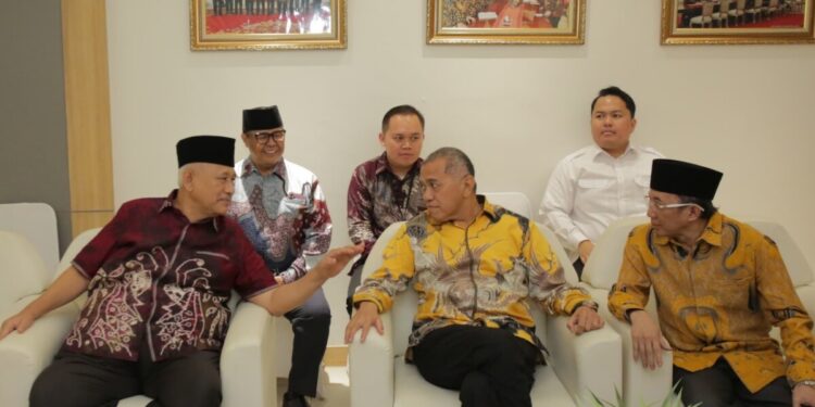 Ketum DPP LDII KH Chriswanto Santoso dan Wakil Ketua Komisi VII DPR RI Singgih Januratmoko saat berbincang di Kantor LDII, Patal Senayan, Jakarta. Foto: LINES.